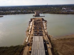 При строительстве моста Сухо-Соленовский залив наполовину перекрыли дамбой