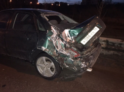 На мосту в припаркованный «Ауди» на скорости врезался автобус   