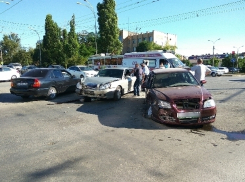 От дикой аварийности на перекрестке Гагарина – Энтузиастов спасет только организация перекрестка с круговым движением, - читатель