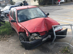 «Пежо» врезался в защитное ограждение после ДТП на Пионерской 