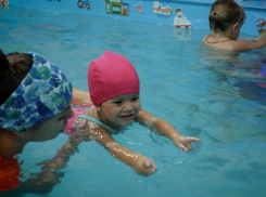 Как рыба в воде: где и как научить ребенка плавать с пеленок