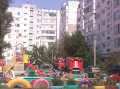 В Волгодонске на Королева три пожарных расчета тушат огонь на чердаке — читатель