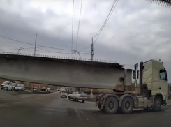 «Где сопровождение?»: опасную ситуацию в центре Волгодонска создали машины с длинномерными грузами 