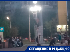 Кощунство не состоялось: патриоты заставили школьника вернуть на место часть флага России