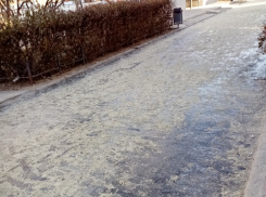 Коммунальные службы Волгодонска засыпали песком толстый и едко пахнущий слой льда на Энтузиастов