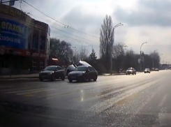 Водитель «Ниссана» въехал в два автомобиля перед красным сигналом светофора на Морской