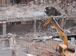 С помощью экскаватора-разрушителя крушат бывший супермаркет «Енисей» на улице 30 лет Победы