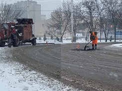 «Ничему не научились»: в обильный снегопад в Волгодонске приступили к ямочному ремонту дорог 