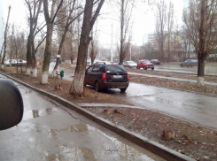 В Волгодонске водитель припарковал «Субару» прямо на тротуаре в центре нового города