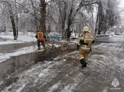 Сотрудники МЧС помогают устранять последствия непогоды в Волгодонске 
