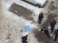 Волгодонец разбился насмерть, упав с общего балкона высотки на Гаражной