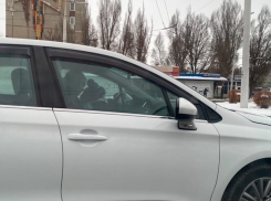 Водитель с ребёнком на руках в центре Волгодонска шокировал автомобилистов