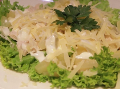 Как приготовить салат из курицы с ананасами «Айсберг» рассказала Юлия Курочкина