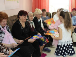 Яркий праздничный концерт подарили юные волгодонцы гражданам пожилого возраста 