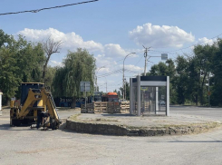 На «пятом» начали устанавливать самую большую остановку в Волгодонске