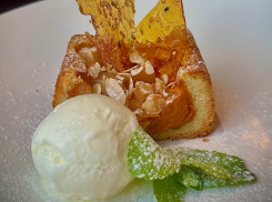 Осенний десерт «Тыквенный пай с грушей»: Блюдо месяца в пабе «Желтый слон»