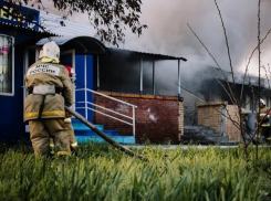 Пожар спалил магазин «Гермес» в Волгодонске дотла: фоторепортаж о том, как это было