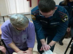 Спасатели и пожарные рассказали пожилым волгодонцам как уберечь себя от огня