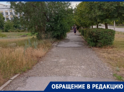 «Мамочки с колясками испытывают дискомфорт»: волгодонцы обеспокоены состоянием дороги возле больницы