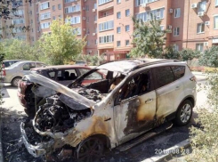 «Форд Куга» сгорел на Весенней в Волгодонске 