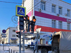 Новые светофоры с таймером появились рядом с Волгодонским молодежным драмтеатром