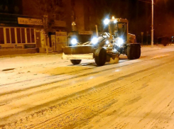 В Волгодонске коммунальные службы продолжили борьбу со снегом ночью 