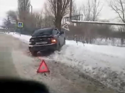 «Приора» снесла дорожный знак и выехала на обочину на Портовой в Волгодонске