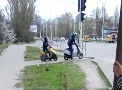 Волгодончанка сняла на видео скутеристов, гоняющих по пешеходным дорожкам