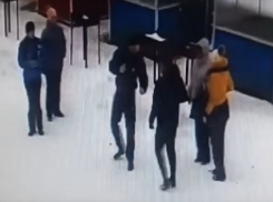 «Я защищала семью»: Мать двухлетнего ребёнка из Волгодонска рассказала, почему избила битой работника ледяной горки 