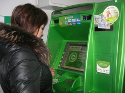 Сбербанк не собирается ограничивать  выдачу наличных через банкоматы