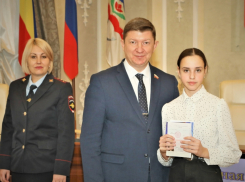 Сергей Ладанов и Наталья Польшкова вручили 20 юным волгодонцам их первые паспорта