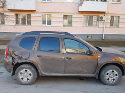 В Волгодонске водитель разбил припаркованный у обочины «Рено Дастер» и скрылся 