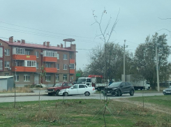 «Рено Каптур» и «Приора» столкнулись недалеко от «Восточного базара» в Волгодонске 
