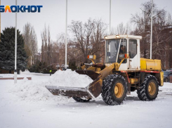 Десять единиц техники и 26 человек проводят уборку улиц от снега и наледи