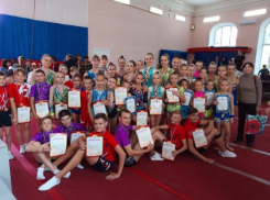 Волгодонские акробаты забрали россыпь наград на соревнованиях в Новочеркасске