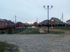  Дорогу на бульваре Роз в Волгодонске некоторые жители предпочли засадить цветами