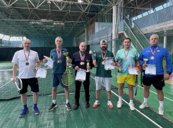 Волгодонск отметил новогодние праздники теннисным турниром среди подростков, ветеранов и любителей