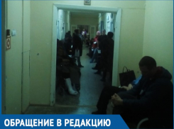 Огромная очередь в травмпункте вынуждает людей сидеть в ожидании приема целый день