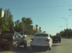 В Волгодонске таксист на «Ниссан Альмера» «подрезал» несколько машин, чудом не став виновником массового ДТП