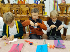 Подарки мамам своими руками учились мастерить юные волгодонцы