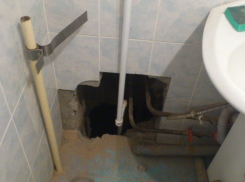 В Волгодонске жители двух домов живут в квартирах с холодными кухнями и огромными дырами в стенах