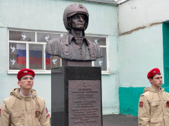 Память в бронзе: в Волгодонске торжественно открыли бюст Герою России Александру Антонову