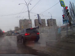 Проехавший на «красный» в центре Волгодонска водитель BMW окатил из лужи пешеходов