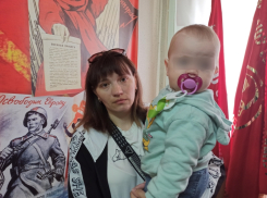 С девятимесячной дочкой пришла забирать орден Мужества погибшего на СВО волгодонца его супруга