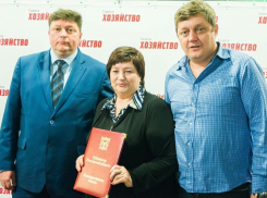 Губернатор Василий Голубев отметил благодарственным письмом  директора газеты «Хозяйство» Марию Пахолкову
