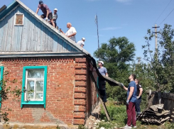 Бойцы штаба студенческих строительных отрядов МИФИ помогли жителям Пролетарского района восстановить крыши разрушенных стихией домов