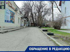 Волгодонцы вынуждены судорожно ограждать дороги покрышками, чтобы спасти газон под окнами у бабушки от дерзких «парковщиков» 