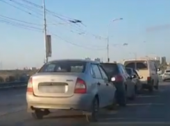 Массовое ДТП на мосту собрало в «паровозик» пять автомобилей в час-пик в Волгодонске