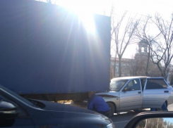 ВАЗ-2110 заехал под Газель недалеко от администрации Волгодонска 