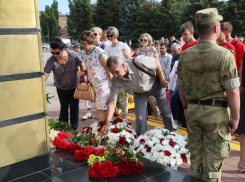 Со слезами на глазах и скорбью в сердце в Волгодонске прошло возложение цветов к памятникам ВОВ